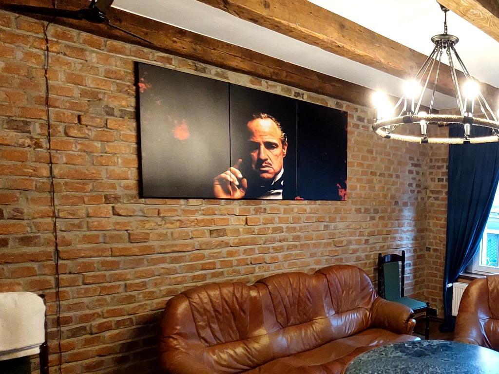 Μια τηλεόραση ή/και κέντρο ψυχαγωγίας στο Apartament loftowy