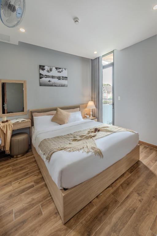 Postel nebo postele na pokoji v ubytování Gia Nguyễn Hotel Dalat