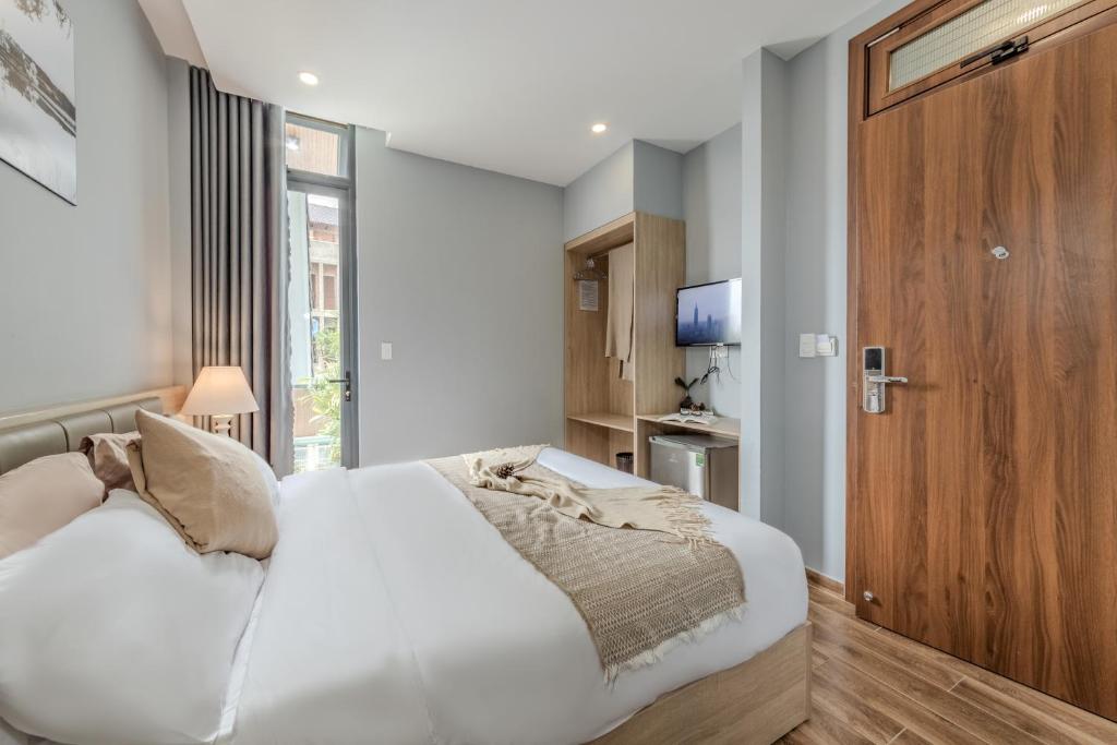 Postel nebo postele na pokoji v ubytování Gia Nguyễn Hotel Dalat
