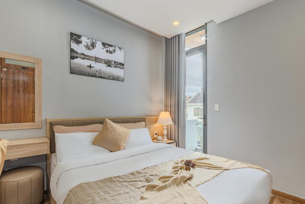 Postel nebo postele na pokoji v ubytování Gia Nguyễn Hotel Dalat