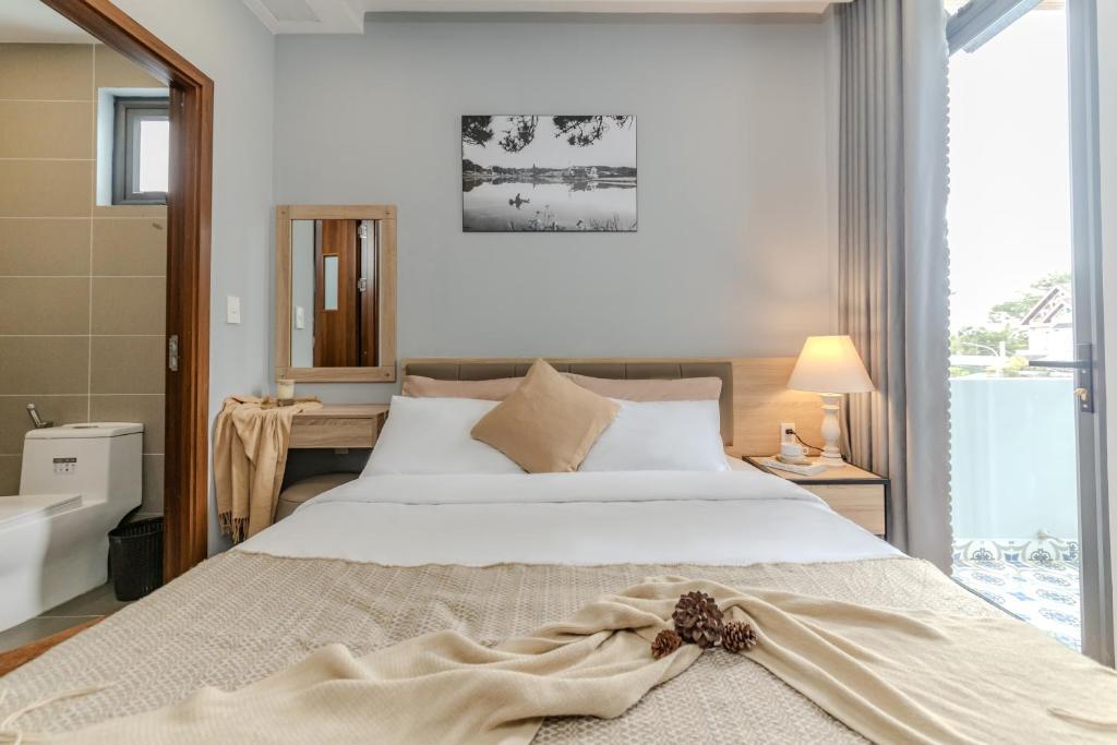 Postel nebo postele na pokoji v ubytování Gia Nguyễn Hotel Dalat