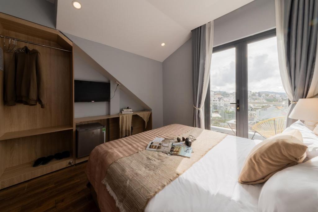 Postel nebo postele na pokoji v ubytování Gia Nguyễn Hotel Dalat