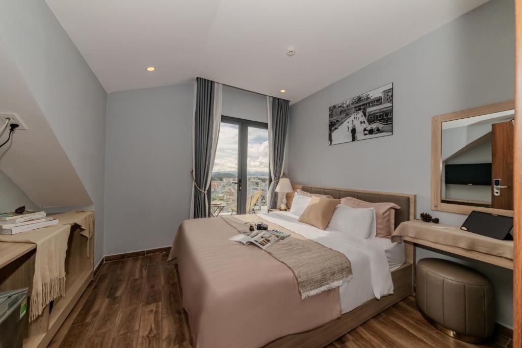 Postel nebo postele na pokoji v ubytování Gia Nguyễn Hotel Dalat