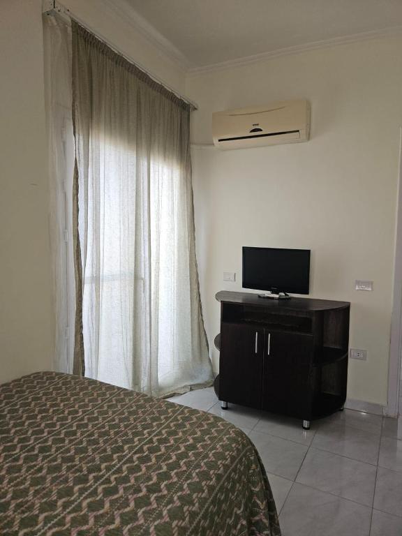TV a/nebo společenská místnost v ubytování Hurghada Village sea view