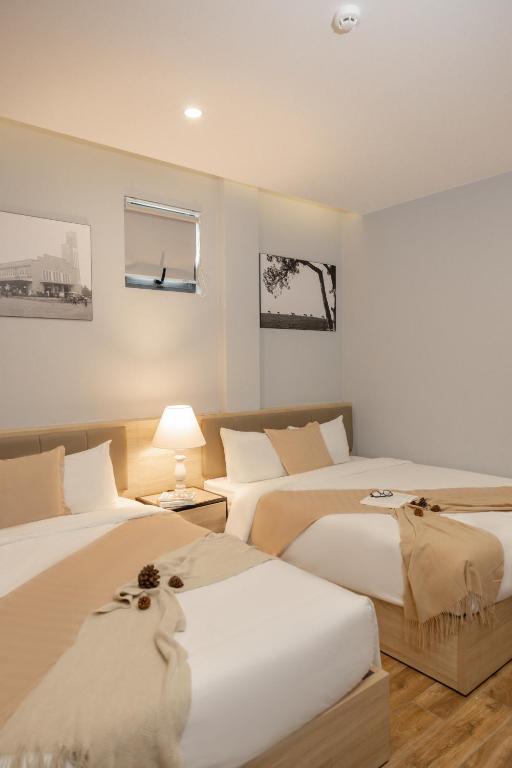 Postel nebo postele na pokoji v ubytování Gia Nguyễn Hotel Dalat