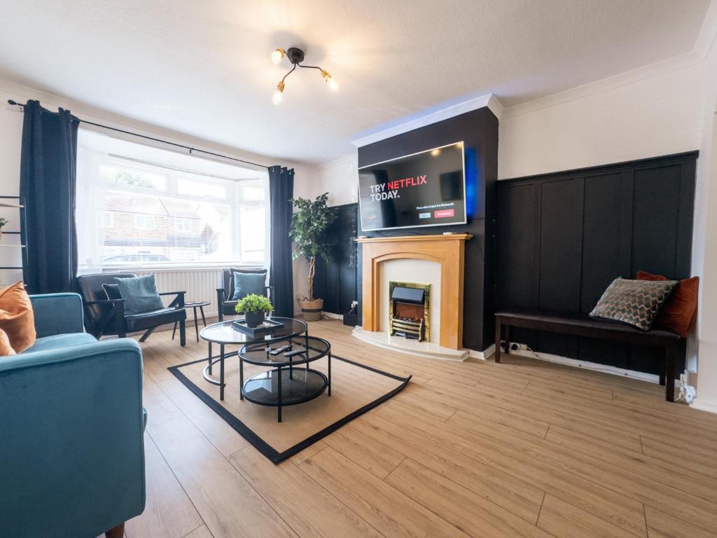 โทรทัศน์และ/หรือระบบความบันเทิงของ RNM - Business Professionals Ready, Cost effective for large stays! 3 BR, Lounge, Private Access & Entire Place, Kitchen & Washroom with amenities, Smart Tv, Easy Access, Fast WiFi, Large Driveway, Great transport links, Near Worcester Hospital and M5