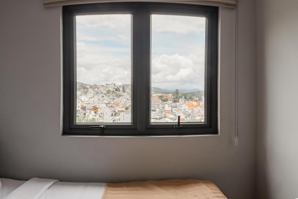 Postel nebo postele na pokoji v ubytování Gia Nguyễn Hotel Dalat
