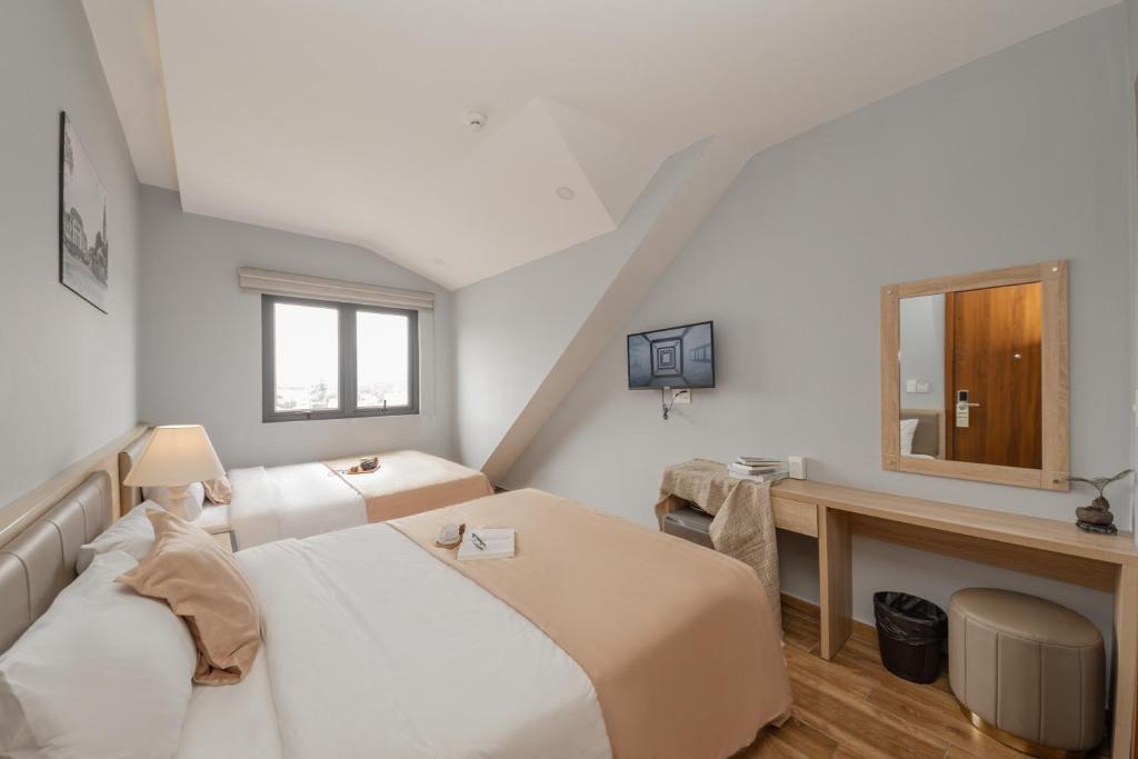 Postel nebo postele na pokoji v ubytování Gia Nguyễn Hotel Dalat