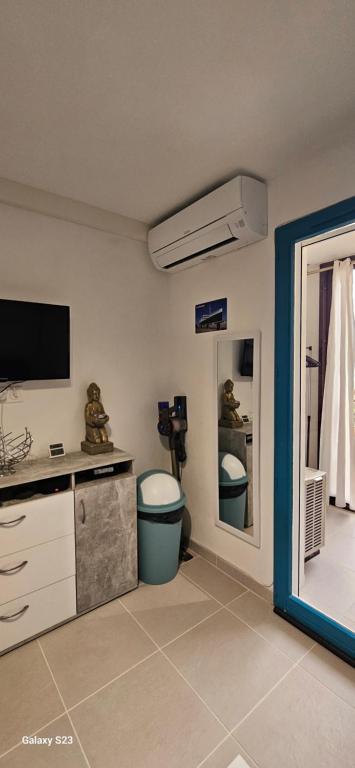 TV a/nebo společenská místnost v ubytování appartement vue mer,accès direct plage,fibre,clim,parking public gratuit