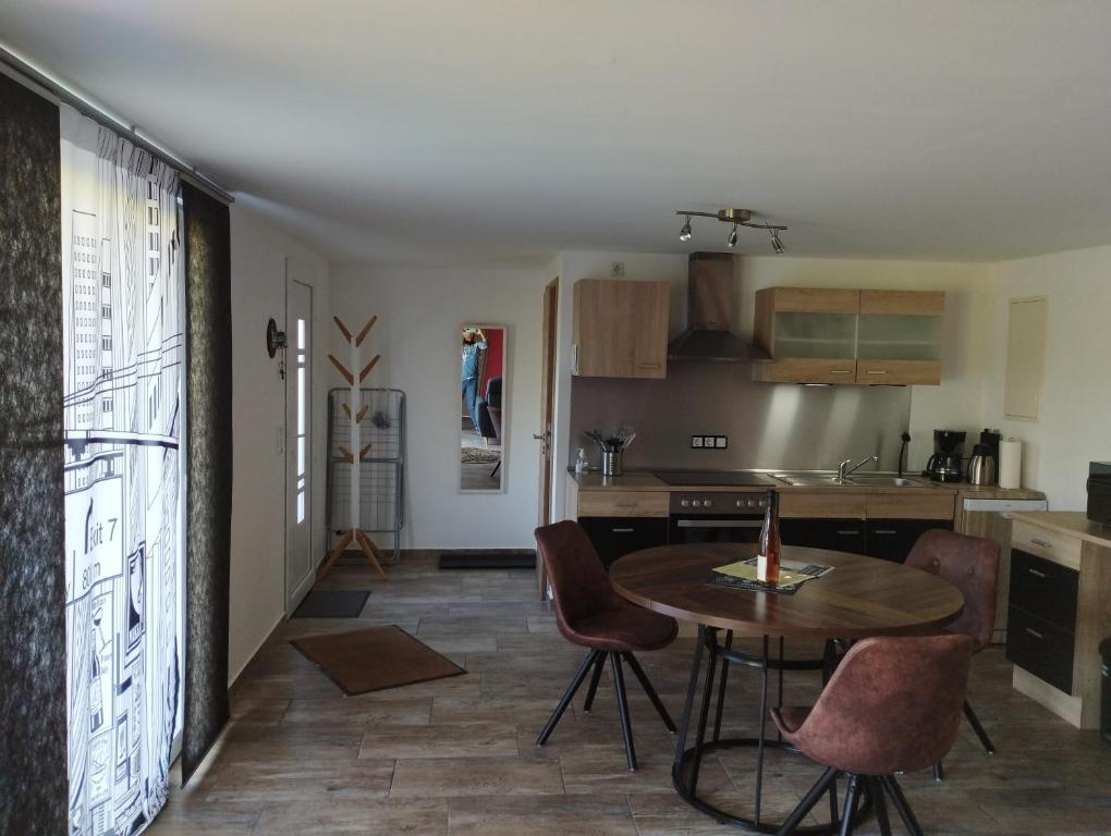 Kuchyň nebo kuchyňský kout v ubytování Ferienwohnung Saarwiesen