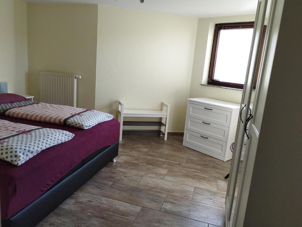 Postel nebo postele na pokoji v ubytování Ferienwohnung Saarwiesen