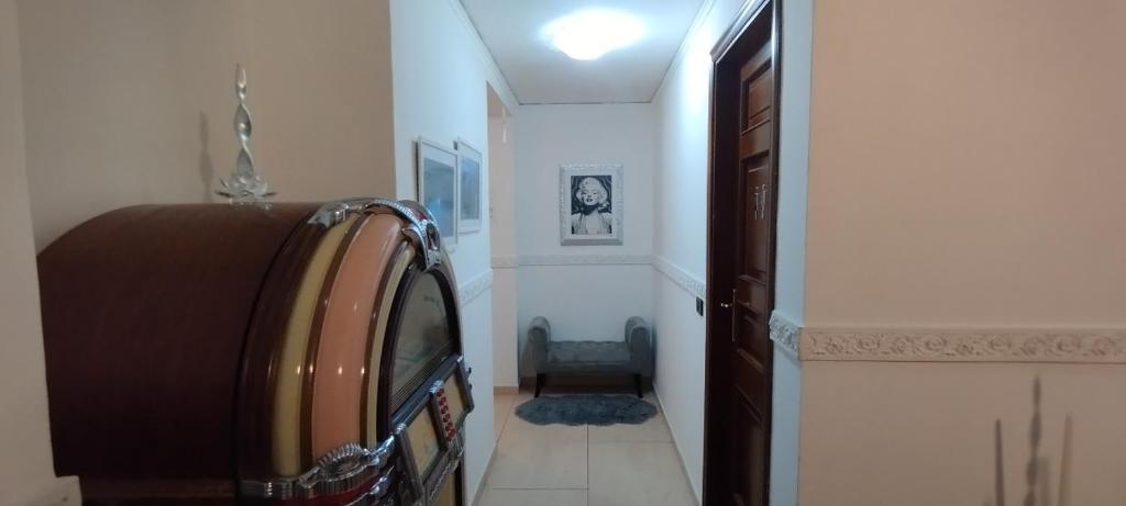 um corredor com um quarto com um espelho e uma porta em B&B Nancy em Nápoles