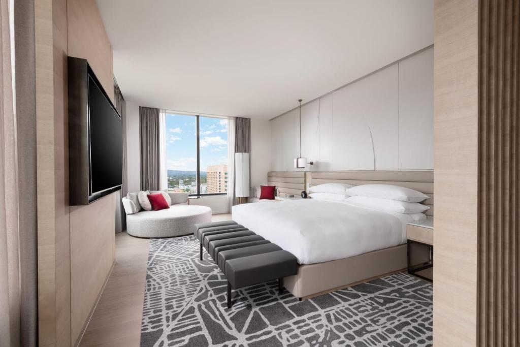 Postel nebo postele na pokoji v ubytování Adelaide Marriott Hotel