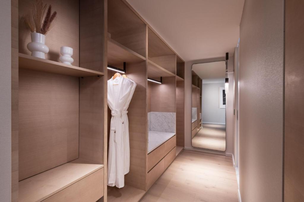 Postel nebo postele na pokoji v ubytování Adelaide Marriott Hotel