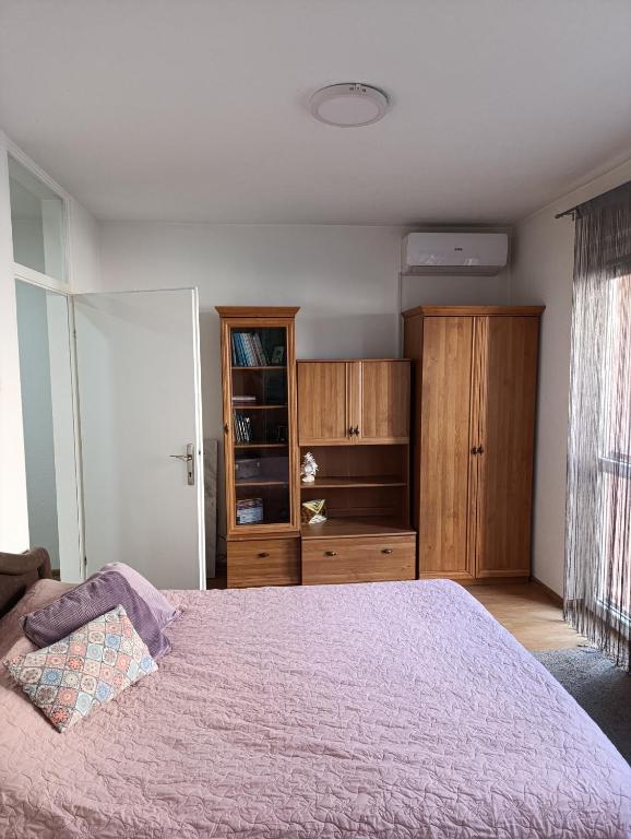 เตียงในห้องที่ Apartman Maja