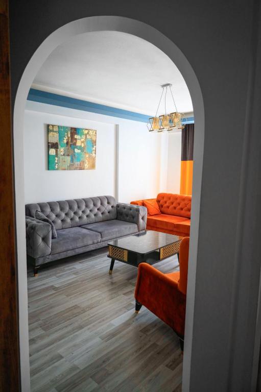 A seating area at Alanya Damlataş Apart