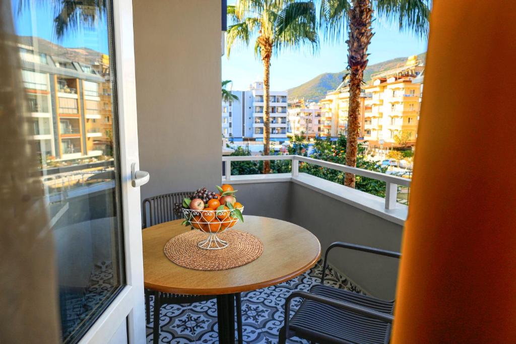 A balcony or terrace at Alanya Damlataş Apart