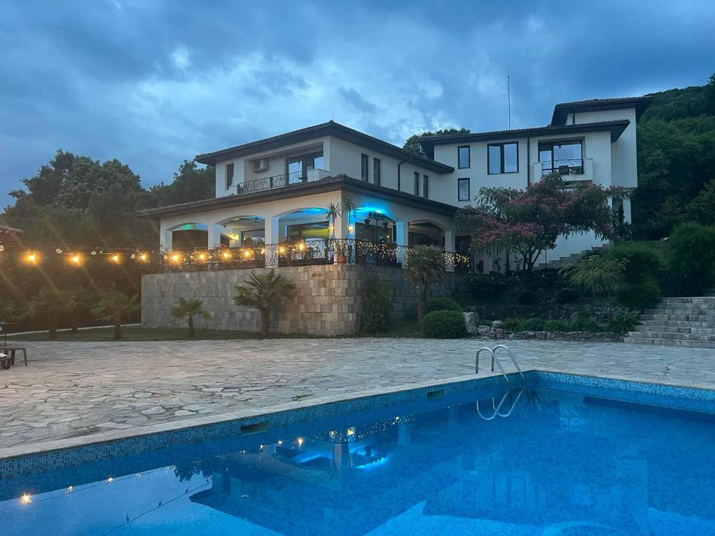 Bazén v ubytování Вила Белисима, Villa Bellissima nebo v jeho okolí