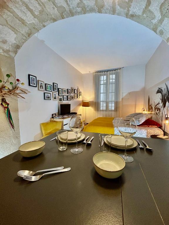 - une table avec des verres à vin dans la chambre dans l'établissement Studio Vernon, à Arles