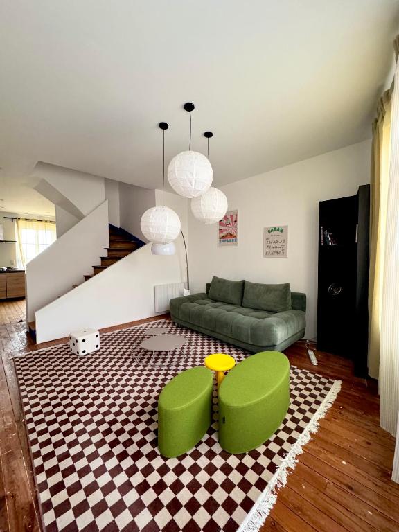 - un salon avec des fauteuils verts et un canapé dans l'établissement Maison 3 étages en centre-ville, à Laon
