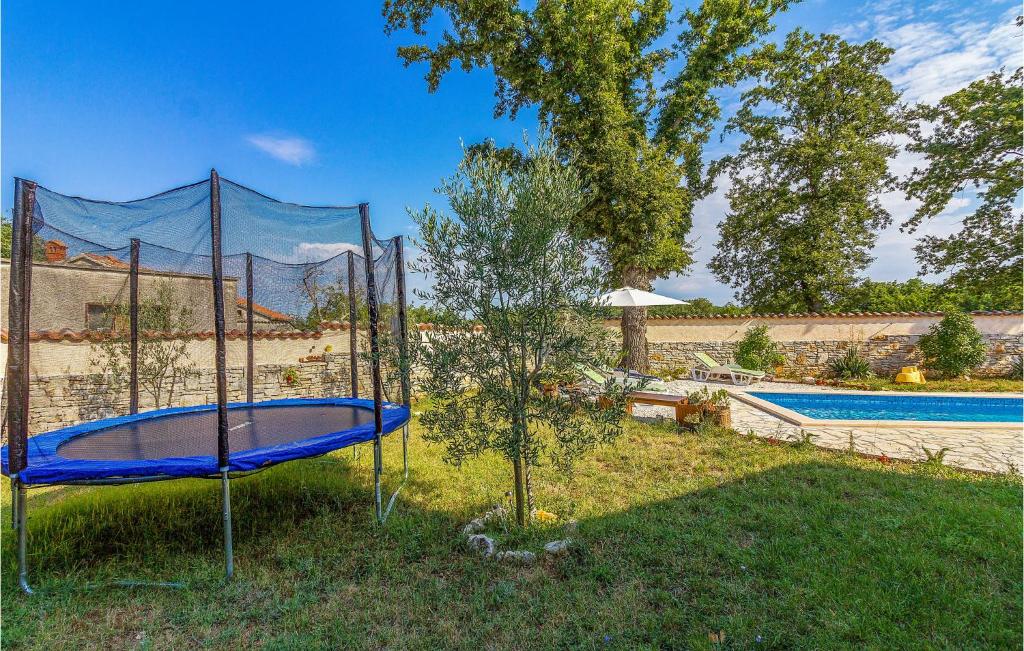 Bazén v ubytovaní Holiday Home Boduleri Cr alebo v jeho blízkosti