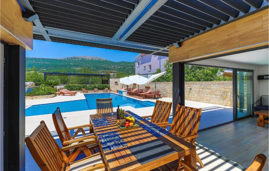 Bazén v ubytovaní Cozy Apartment In Kastel Stari alebo v jeho blízkosti