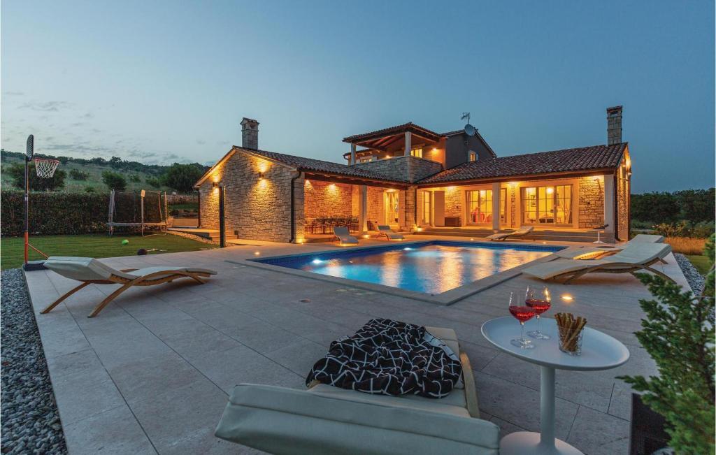 Πισίνα στο ή κοντά στο Beautiful Home In Krnica With Sauna