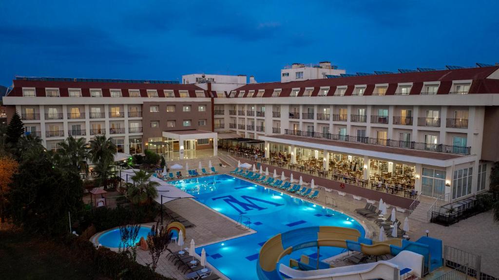 Bazén v ubytování White Lilyum Hotel - All Inclusive nebo v jeho okolí