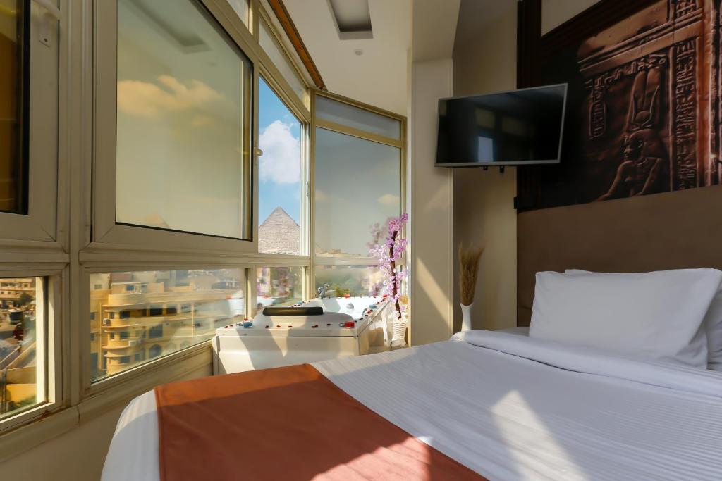 Postel nebo postele na pokoji v ubytování Pyramids Palace INN