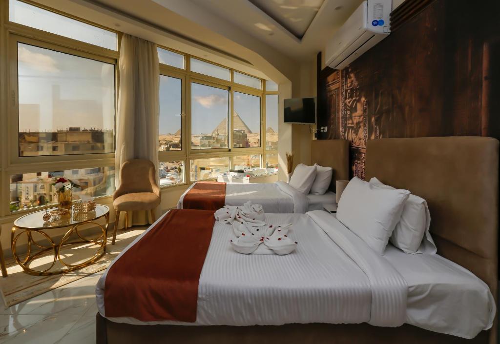 Postel nebo postele na pokoji v ubytování Pyramids Palace INN