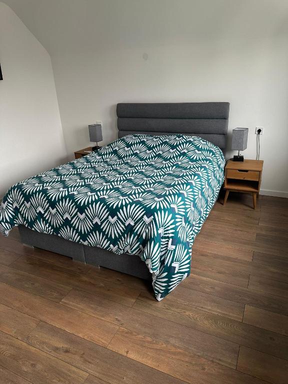 Łóżko lub łóżka w pokoju w obiekcie Vaste appartement avec parking gratuit, borne dispo et espace de travail