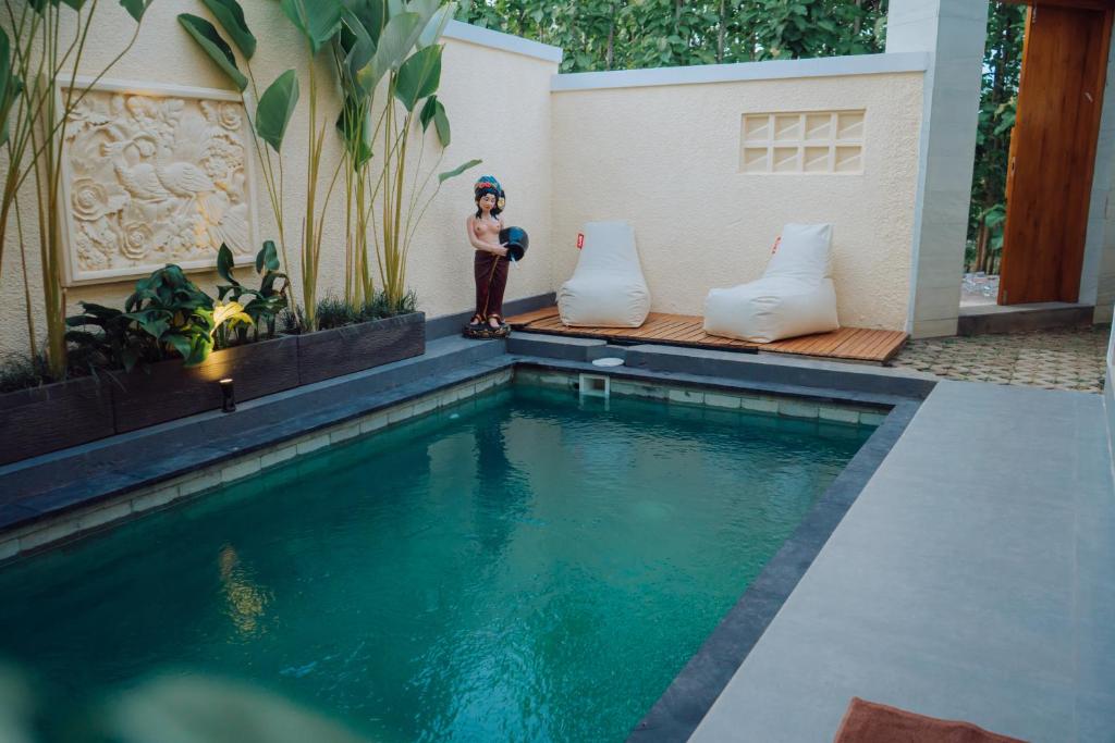 Kolam renang di atau dekat dengan Villa Kamini Lovina - Private Villa