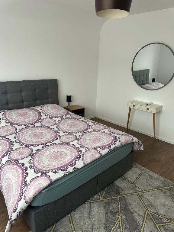 Łóżko lub łóżka w pokoju w obiekcie Vaste appartement avec parking gratuit, borne dispo et espace de travail