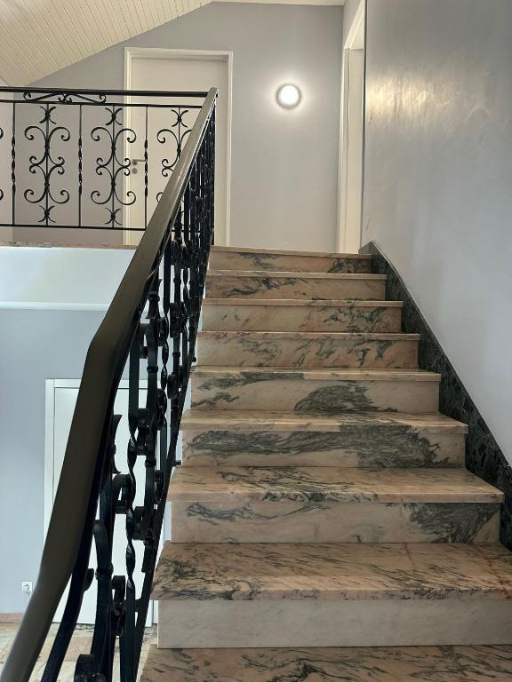 Zdjęcie z galerii obiektu Vaste appartement avec parking gratuit, borne dispo et espace de travail w mieście Illkirch-Graffenstaden