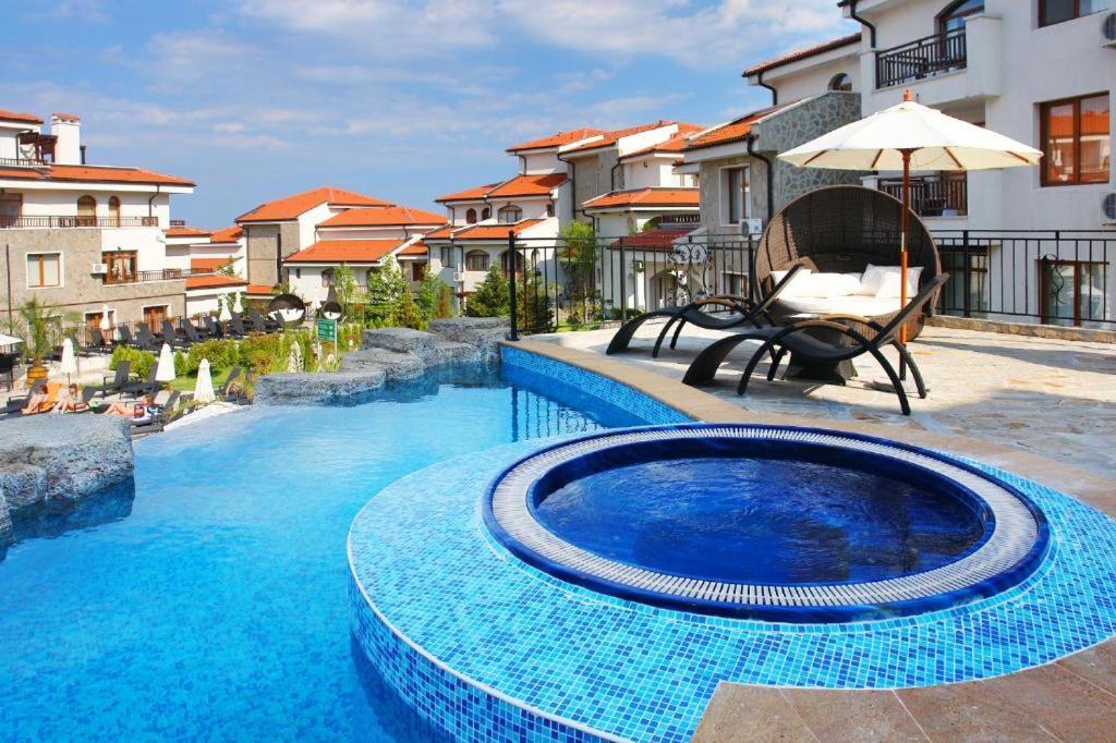 Bazén v ubytování Apartment Hotel & SPA Aheloy nebo v jeho okolí