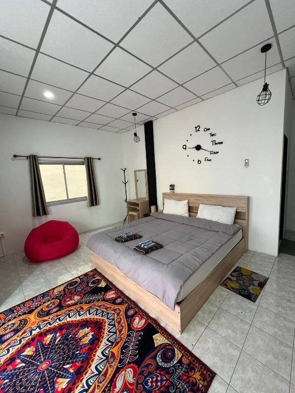 Un dormitorio con una cama grande y una alfombra. en Lo Sfizio, en Patong Beach