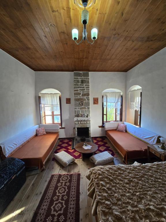 Voodi või voodid majutusasutuse Traditional GuestHouse Permet toas