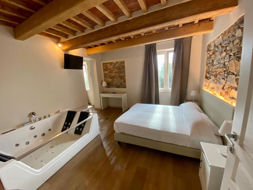 Postel nebo postele na pokoji v ubytování Il Tiglio Jacuzzi&Sauna