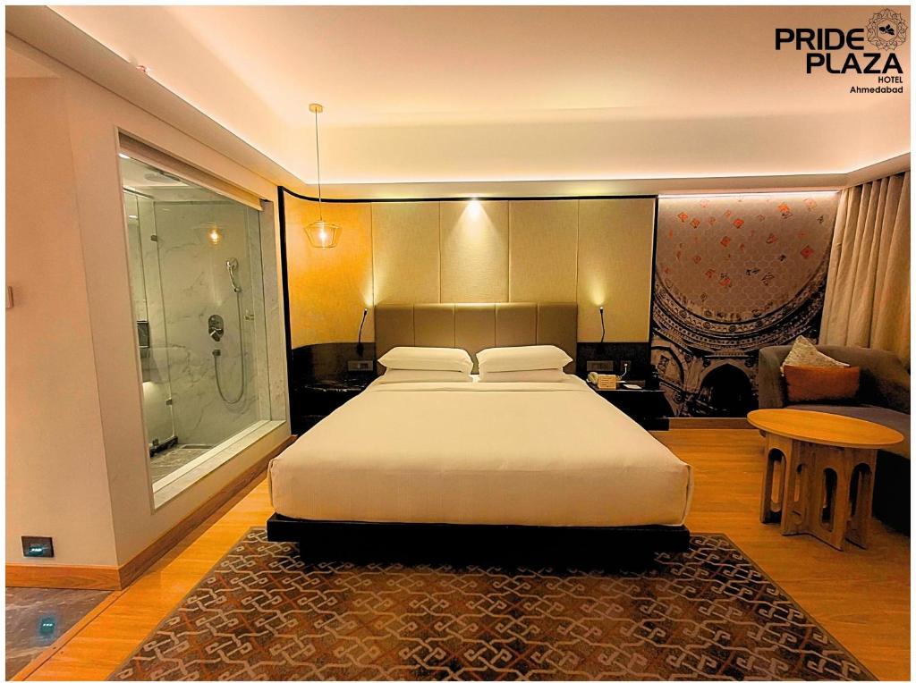Postel nebo postele na pokoji v ubytování Pride Plaza Hotel, Ahmedabad