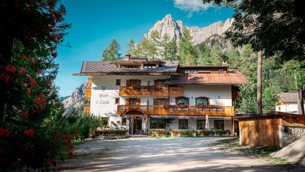 Nespecifikovaný výhled na hory nebo výhled na hory při pohledu z hotelu
