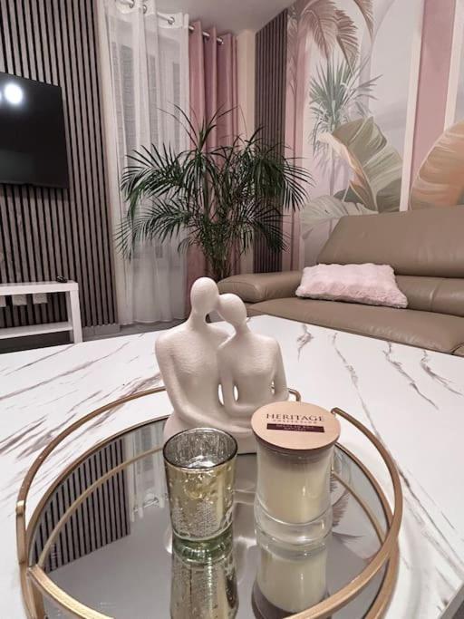 deux poupées assises sur une table en verre dans un salon dans l'établissement Esprit Palace, coeur de Mulhouse, à Mulhouse