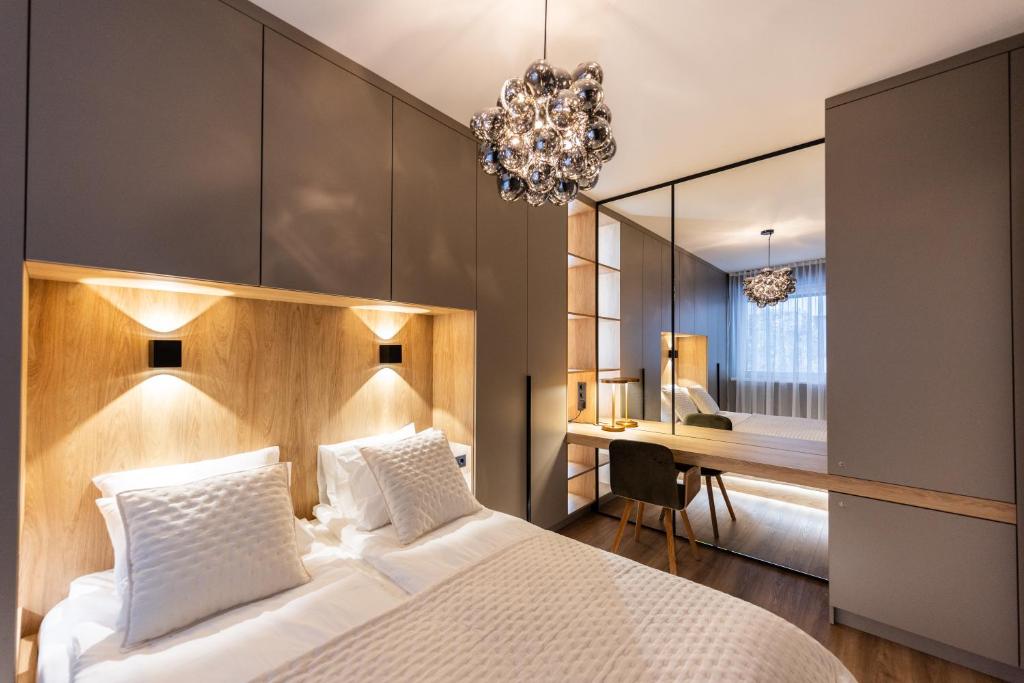 Postel nebo postele na pokoji v ubytování Fancy residence private parking & garden