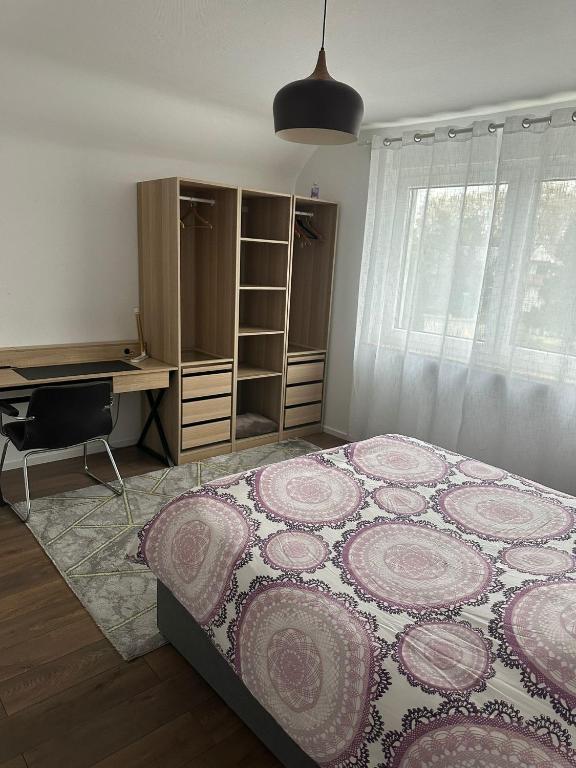 Łóżko lub łóżka w pokoju w obiekcie Vaste appartement avec parking gratuit, borne dispo et espace de travail