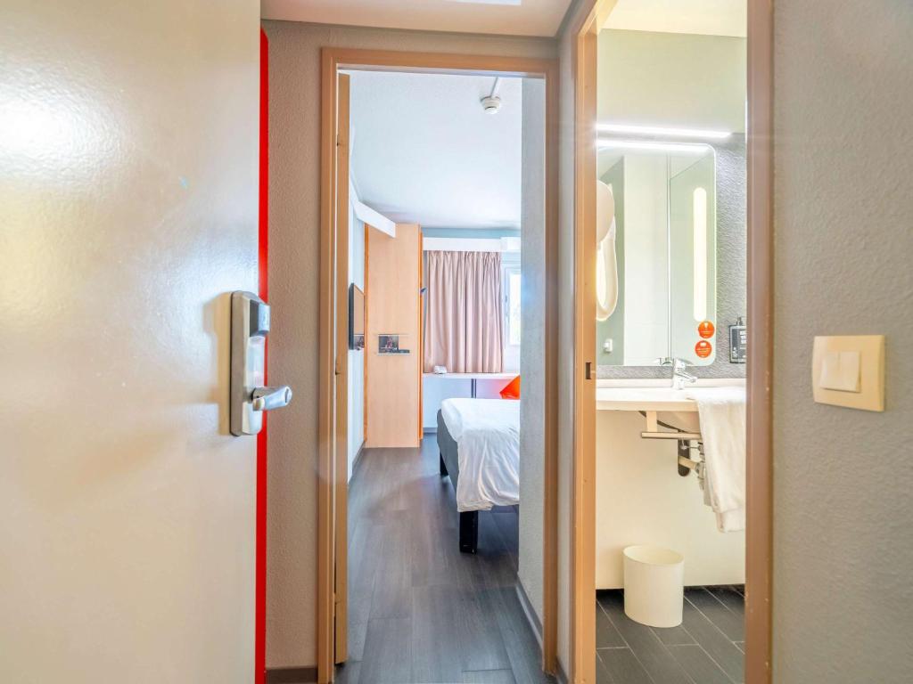 Postel nebo postele na pokoji v ubytování ibis Bayonne Centre