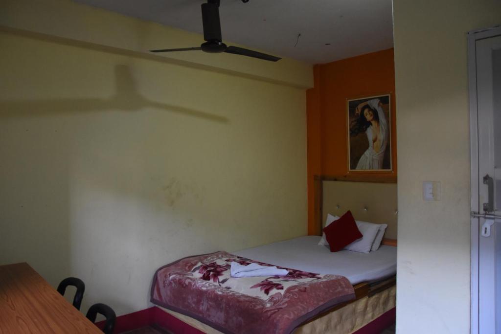 Postel nebo postele na pokoji v ubytování Hong Qi Hotel