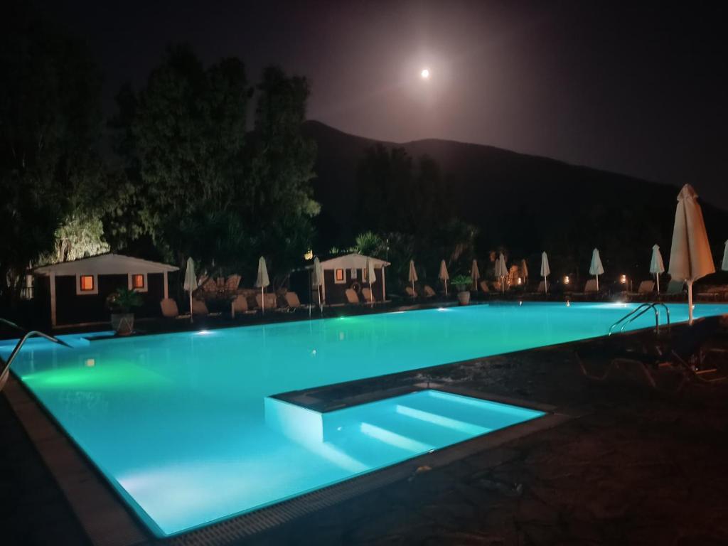 Bazén v ubytování Camping Karavomilos nebo v jeho okolí