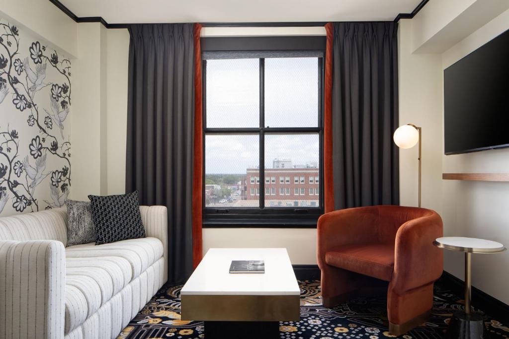 The LaSalle Hotel, Bryan College Station, a Tribute Portfolio Hotel - Queen Corner Suite