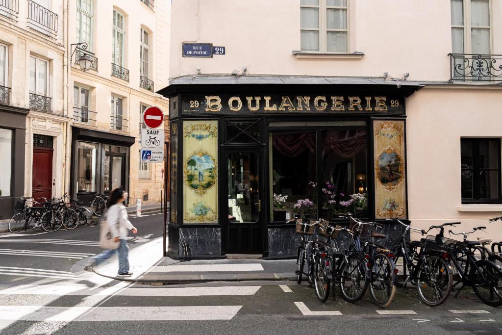 Hôtel du Petit Moulin, Haute Couture hotel by Lacroix - Resim 7