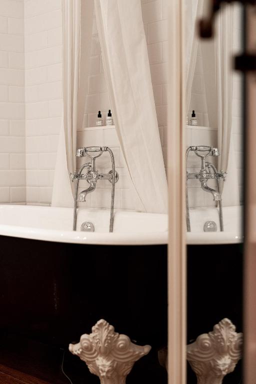 Hôtel du Petit Moulin, Haute Couture hotel by Lacroix - 17