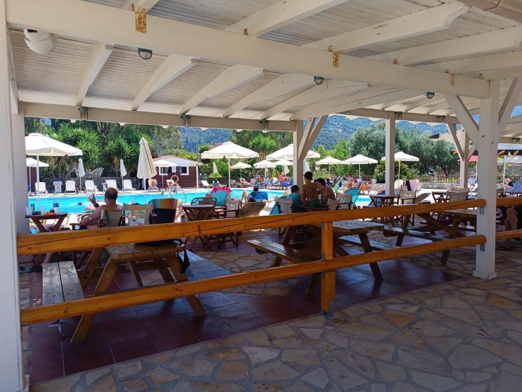 Bazén v ubytování Camping Karavomilos nebo v jeho okolí